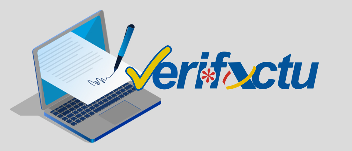Ilustración de un ordenador portátil con una factura emergiendo de la pantalla, firmada por un bolígrafo. A la derecha, aparece el logotipo de Verifactu.
