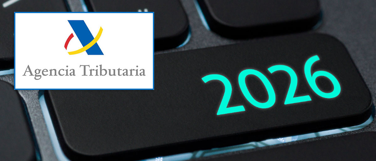 Montaje donde se ve la tecla de un teclado con 2026 y el logotipo de la AEAT.