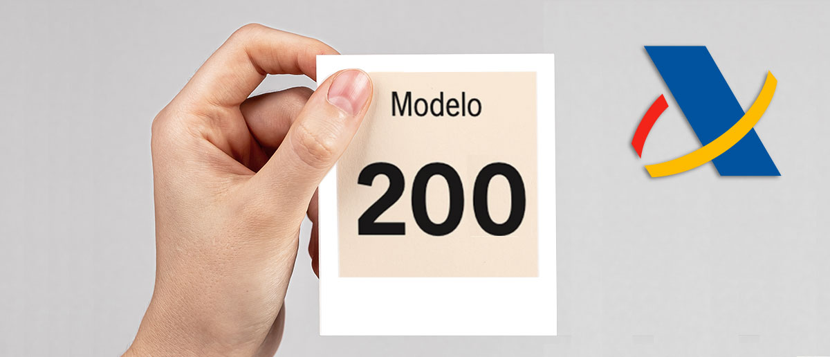 Mano sujetando una foto donde se lee Modelo 200 de la AEAT.