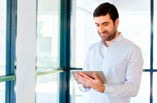 Asesor haciendo trabajo online desde la tablet