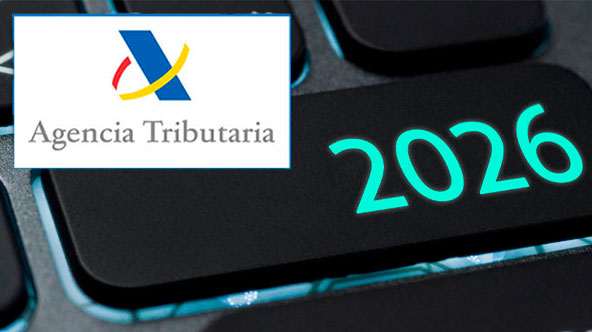 Montaje fotográfico con tecla de teclado con 2026 y logo AEAT.